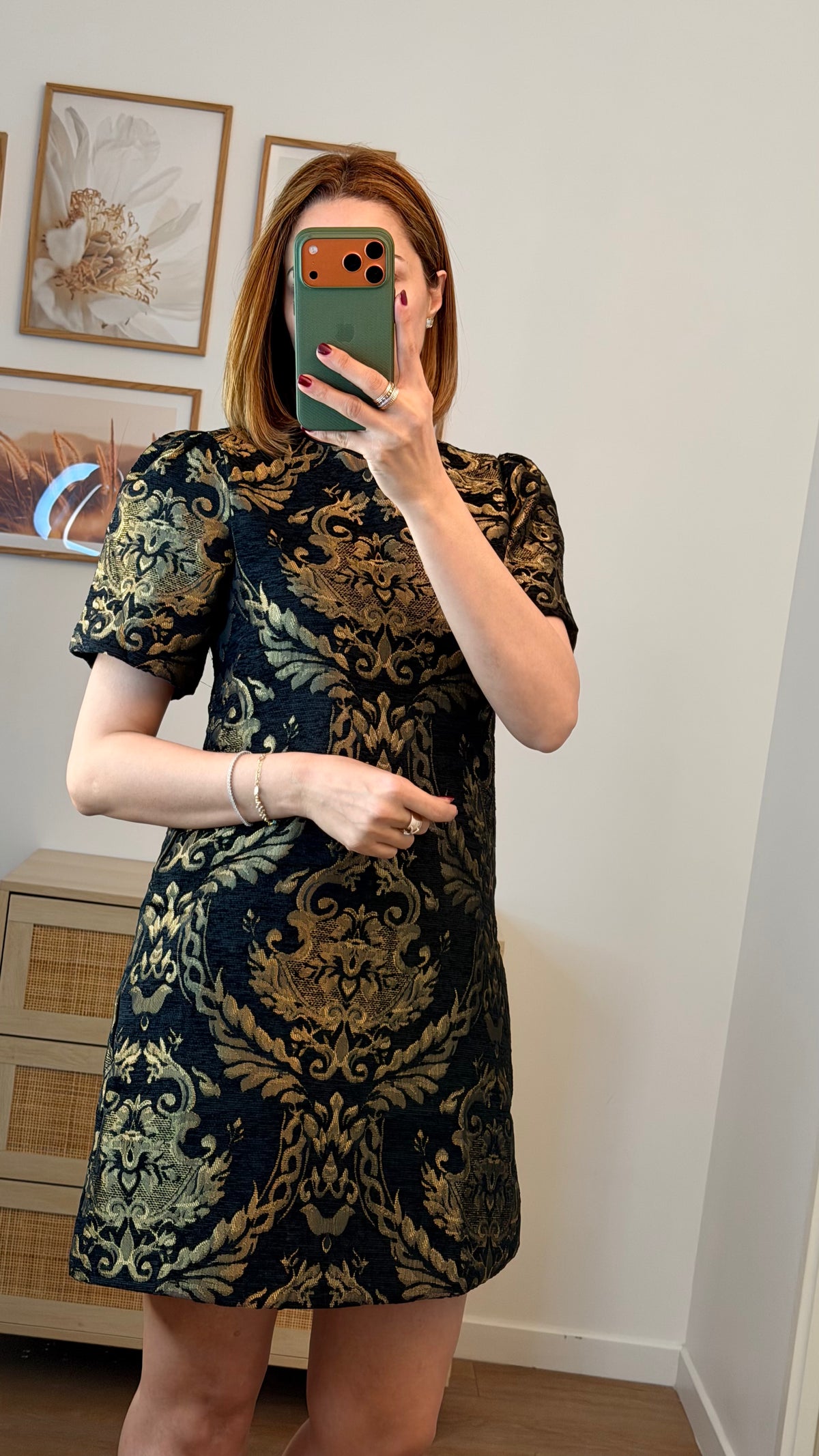 Robe Courte Noir & Or Élégance