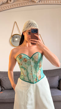 Un corset au charme artistique et raffiné