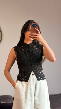 Gilet sans manches noir en dentelle