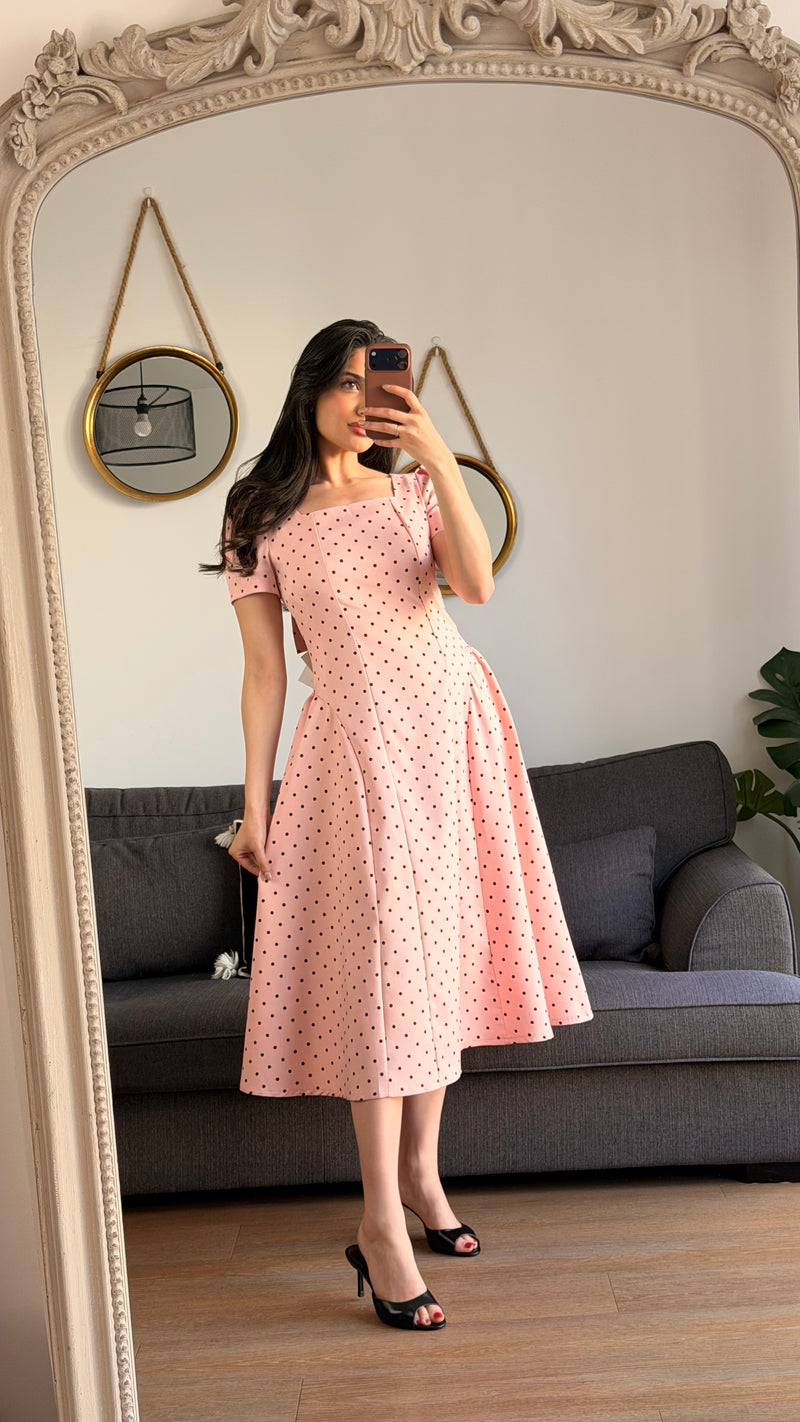 Robe rose élégante à pois noirs femme — ORÉ Paris