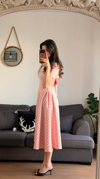 Robe Rose Élégante à Pois Noirs