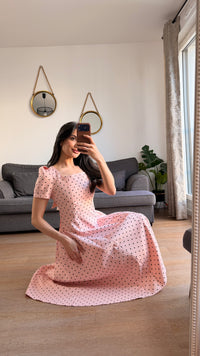 Robe Rose Élégante à Pois Noirs