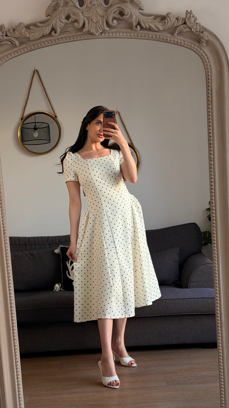 Robe blanche à pois noirs élégante femme — ORÉ Paris