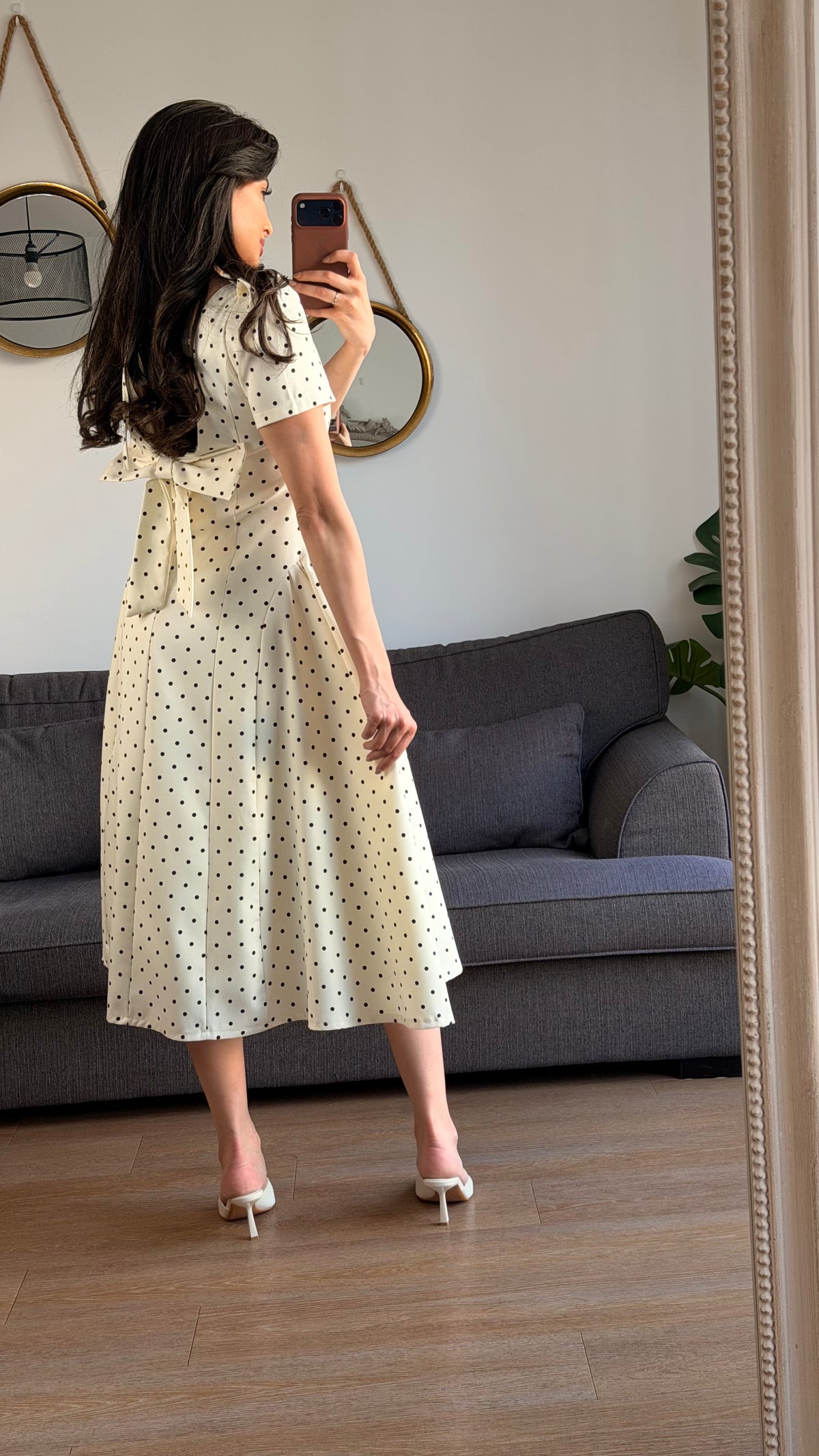 Robe blanche à pois noirs