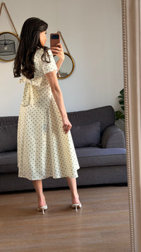 Robe blanche à pois noirs