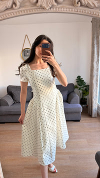 Robe blanche à pois noirs