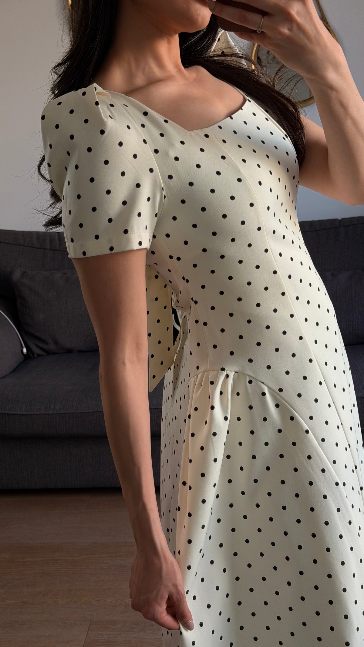 Robe blanche à pois noirs