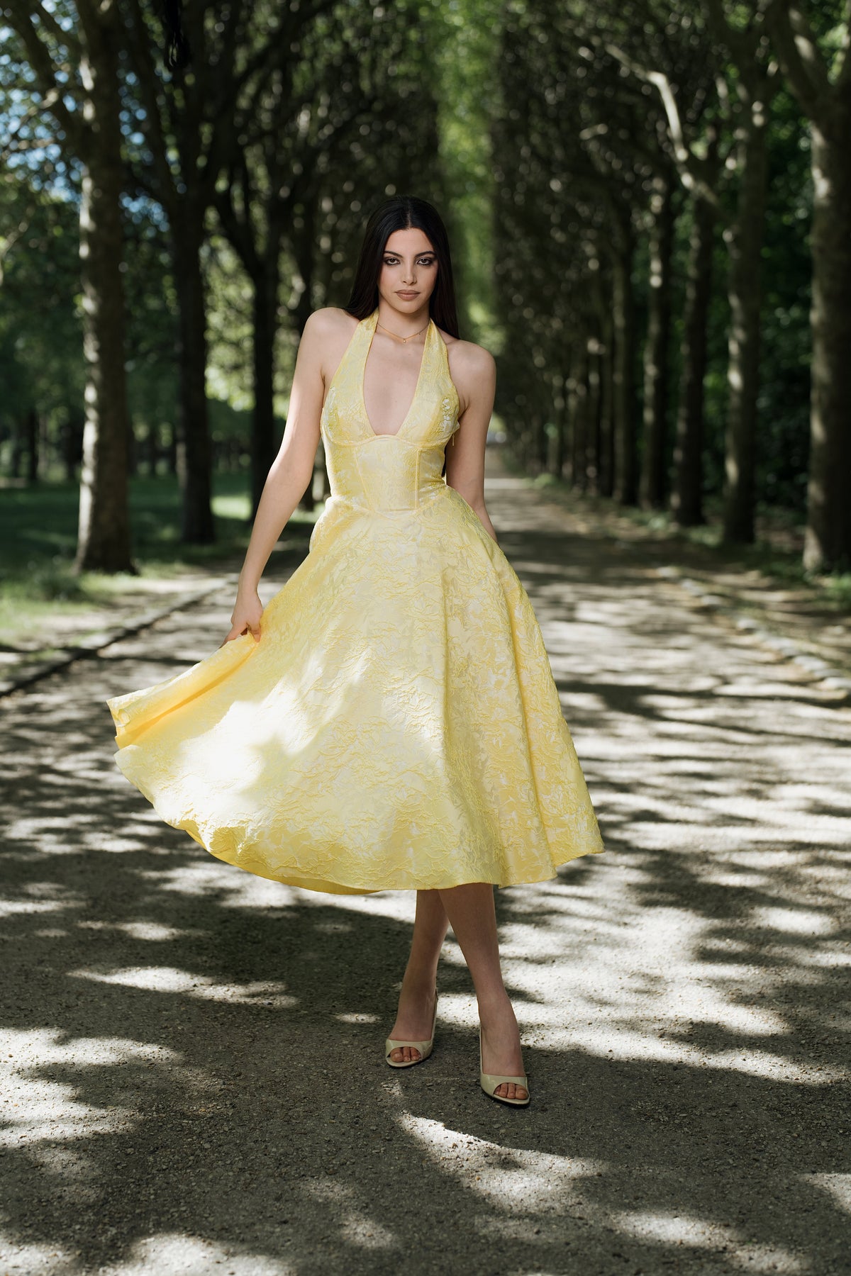 Robe midi jaune satinée dos lacé