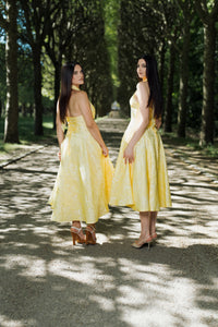 Robe midi jaune satinée dos lacé